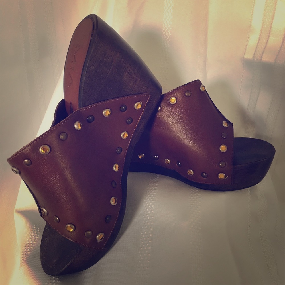 Mia Wooden Wedge Sandal. Size 8